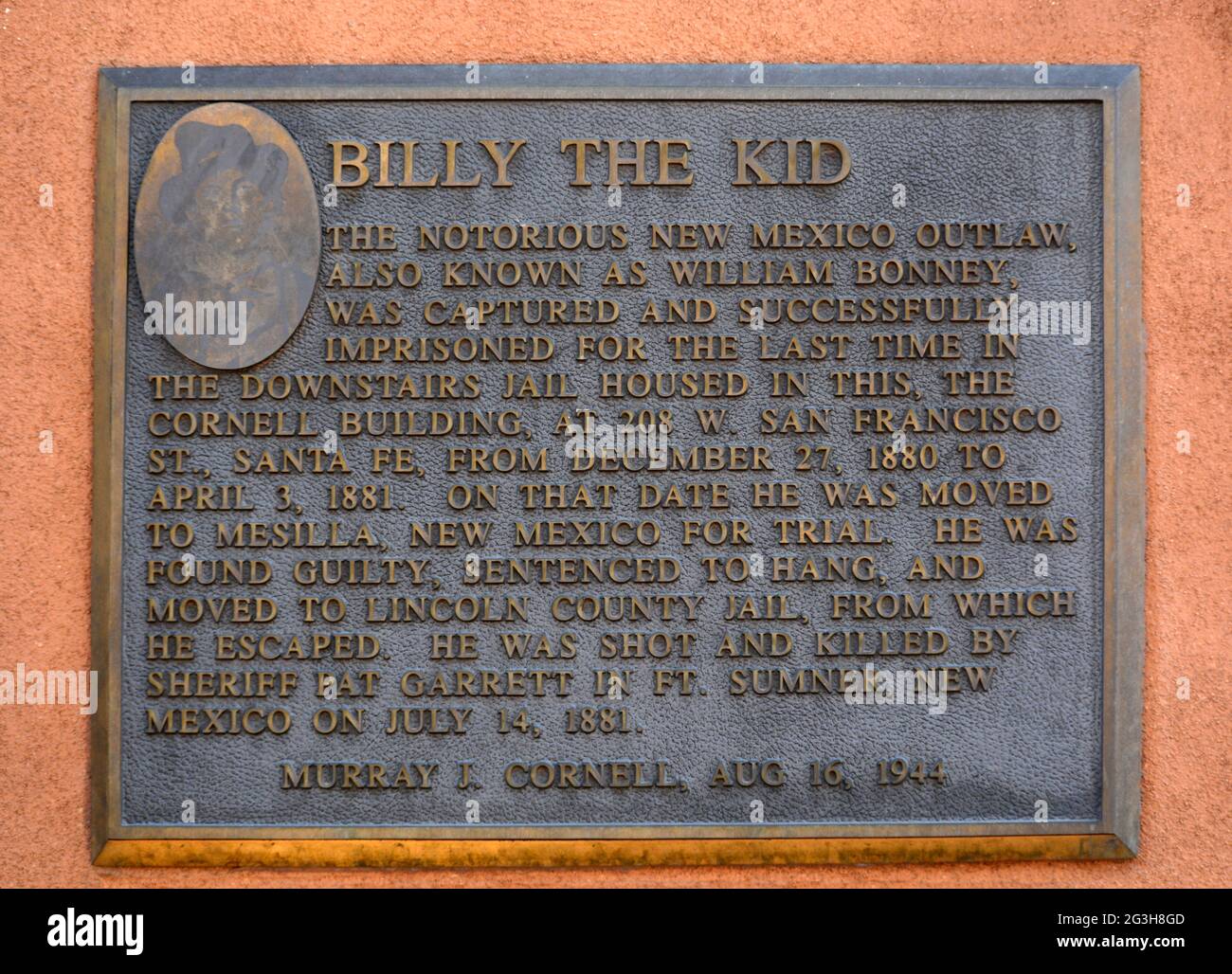 Una placca di metallo a Santa Fe, New Mexico, segna il luogo di una prigione del 1800 che un tempo teneva il famigerato fuorilegge americano William Bonney, o Billy the Kid. Foto Stock