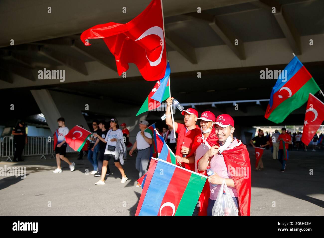 Tifosi turchi fuori terra davanti alla partita UEFA Euro 2020 Gruppo A allo Stadio Olimpico di Baku in Azerbaigian. Data immagine: Mercoledì 16 giugno 2021. Foto Stock