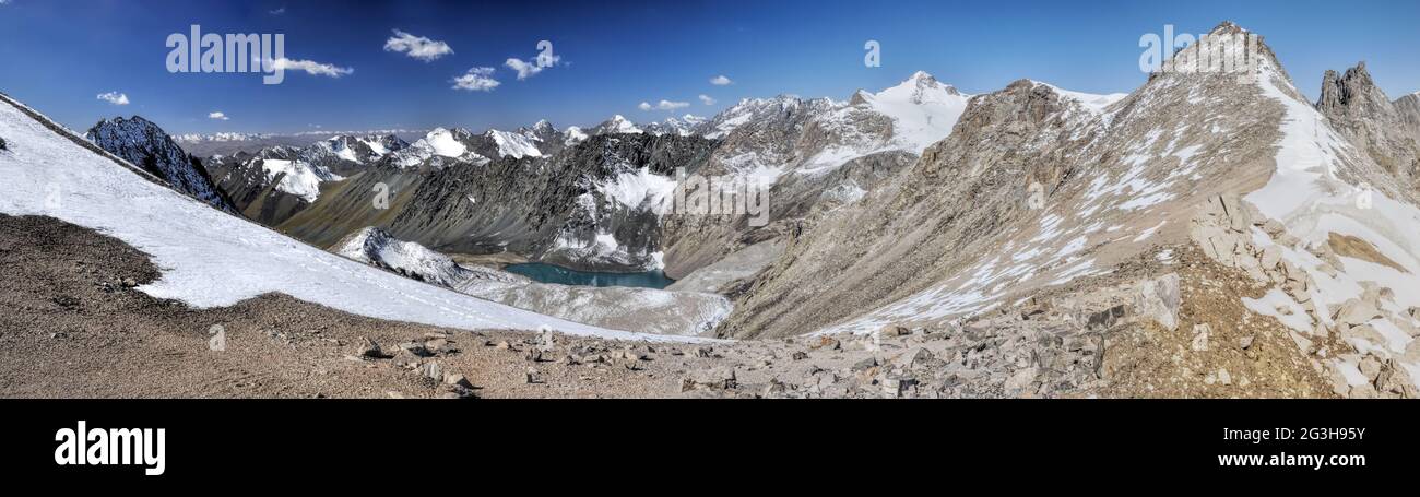 Suggestivo panorama del lago di seguito alle cime più alte in Ala Archa parco nazionale in Piazza Tian Shan mountain range in Kirghizistan Foto Stock