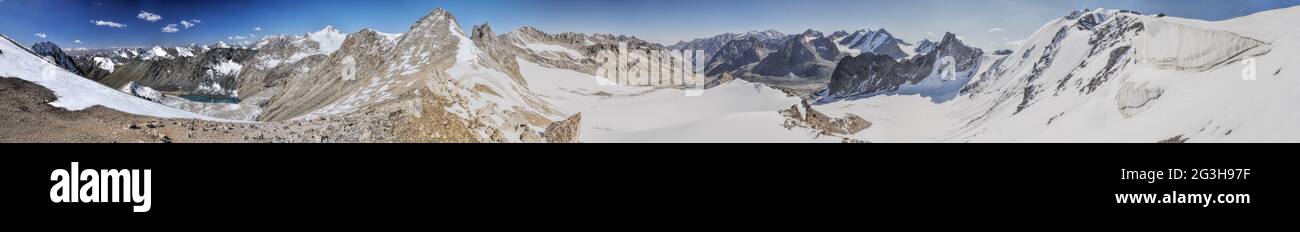Scenic panorama delle cime delle montagne più alte in Ala Archa parco nazionale in Piazza Tian Shan mountain range in Kirghizistan Foto Stock