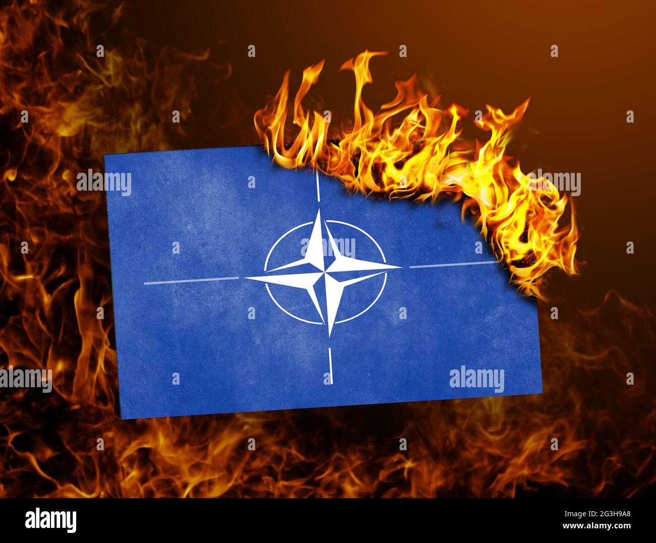 Bandiera che brucia - NATO Foto stock - Alamy