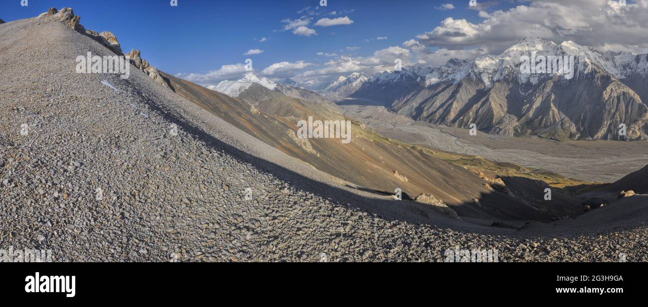 Suggestivo panorama della valle e picchi di montagna in Tien-Shan mountain range in Kirghizistan Foto Stock