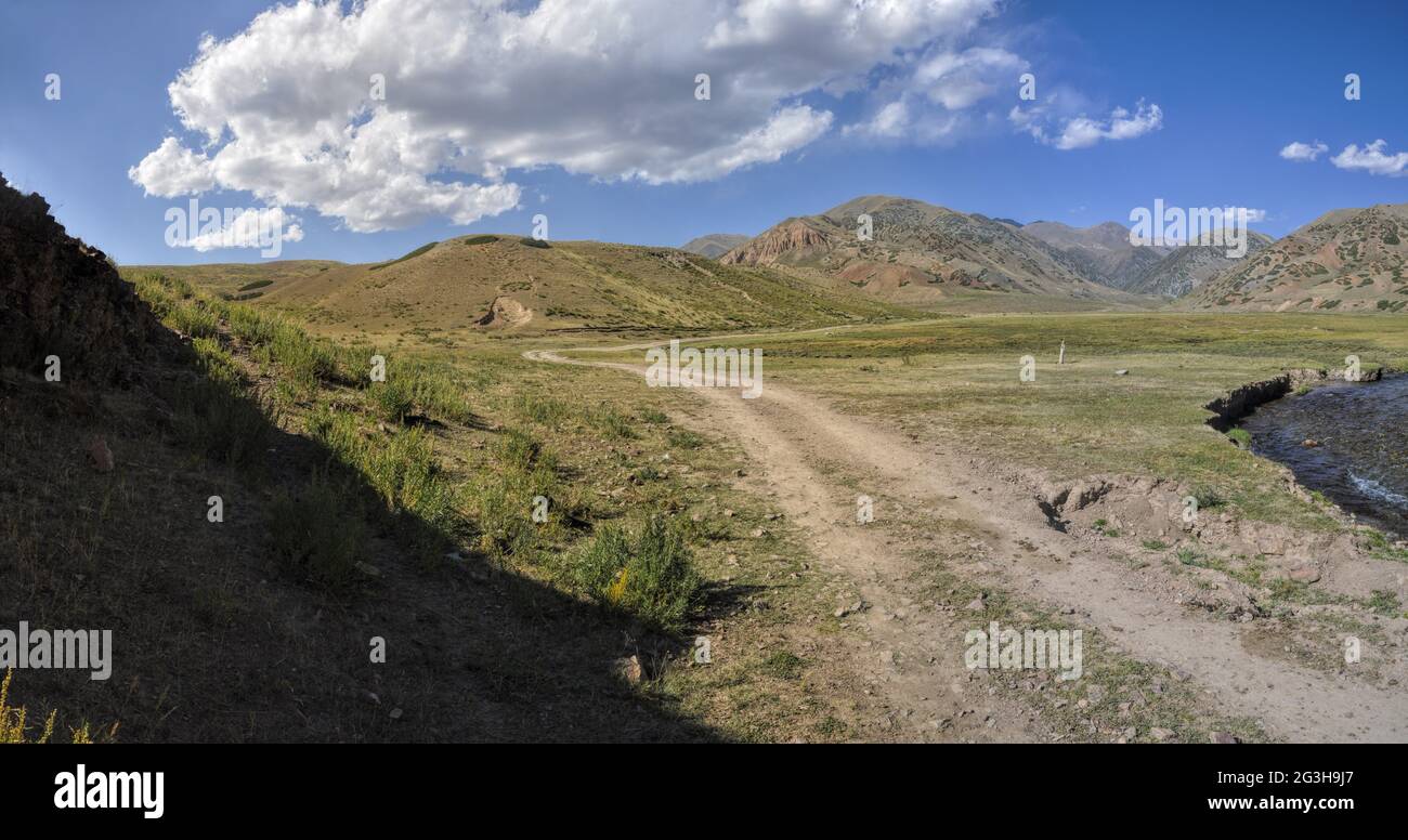 Strada di Ala Archa parco nazionale in Piazza Tian Shan mountain range in Kirghizistan Foto Stock