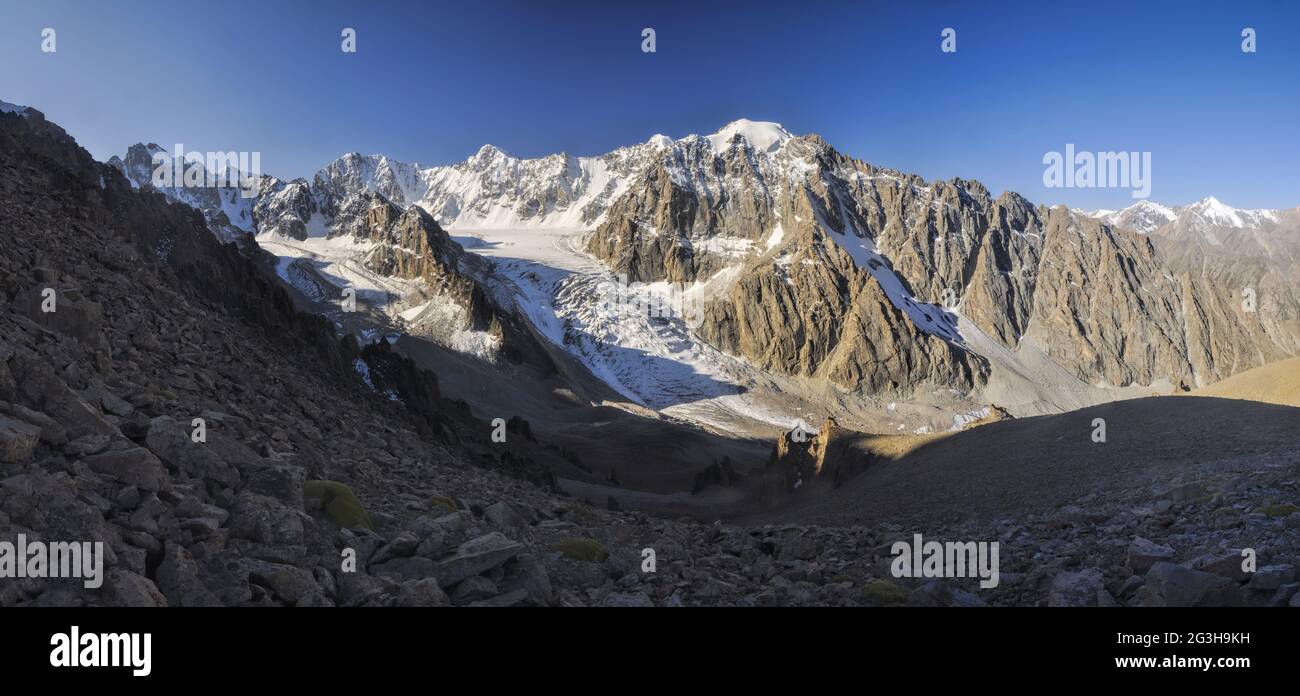 Vista panoramica del ghiacciaio in Ala Archa parco nazionale in Piazza Tian Shan mountain range in Kirghizistan Foto Stock