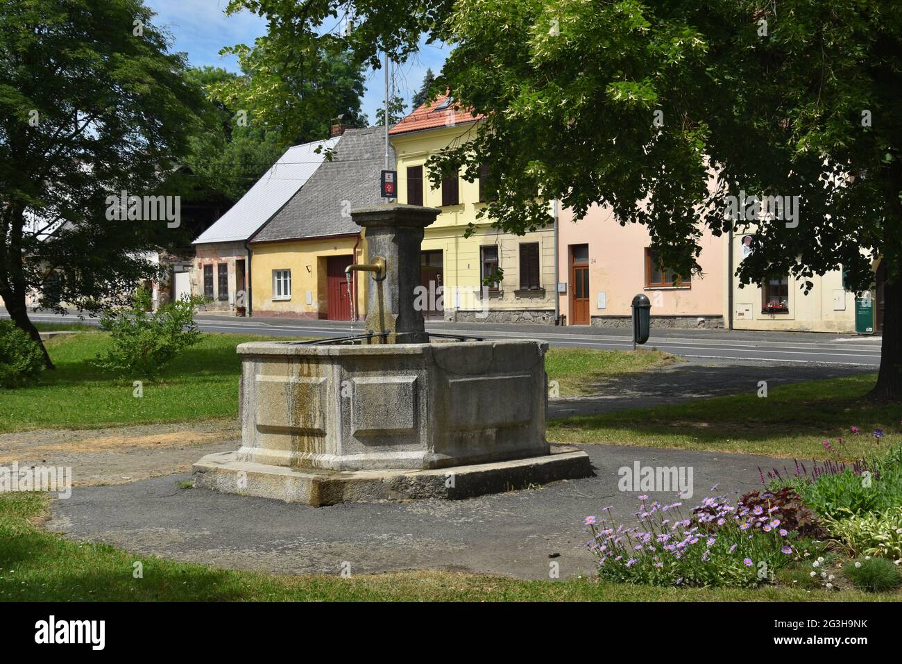 Domazlice, una piccola città della repubblica Ceca: Una fontana nel sobborgo Foto Stock
