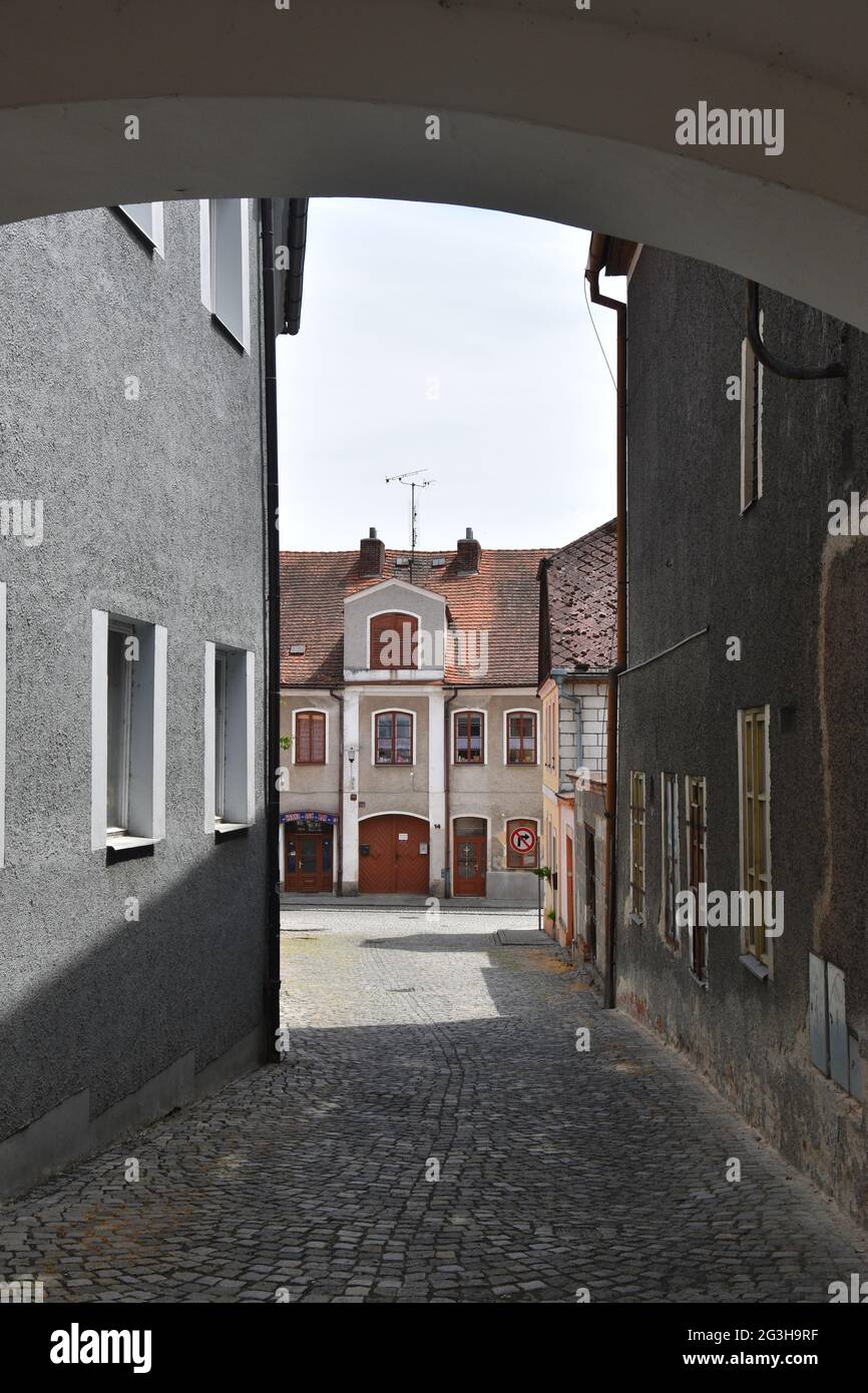 Domazlice, una piccola città della repubblica Ceca: Una piccola strada nel centro medievale della città Foto Stock