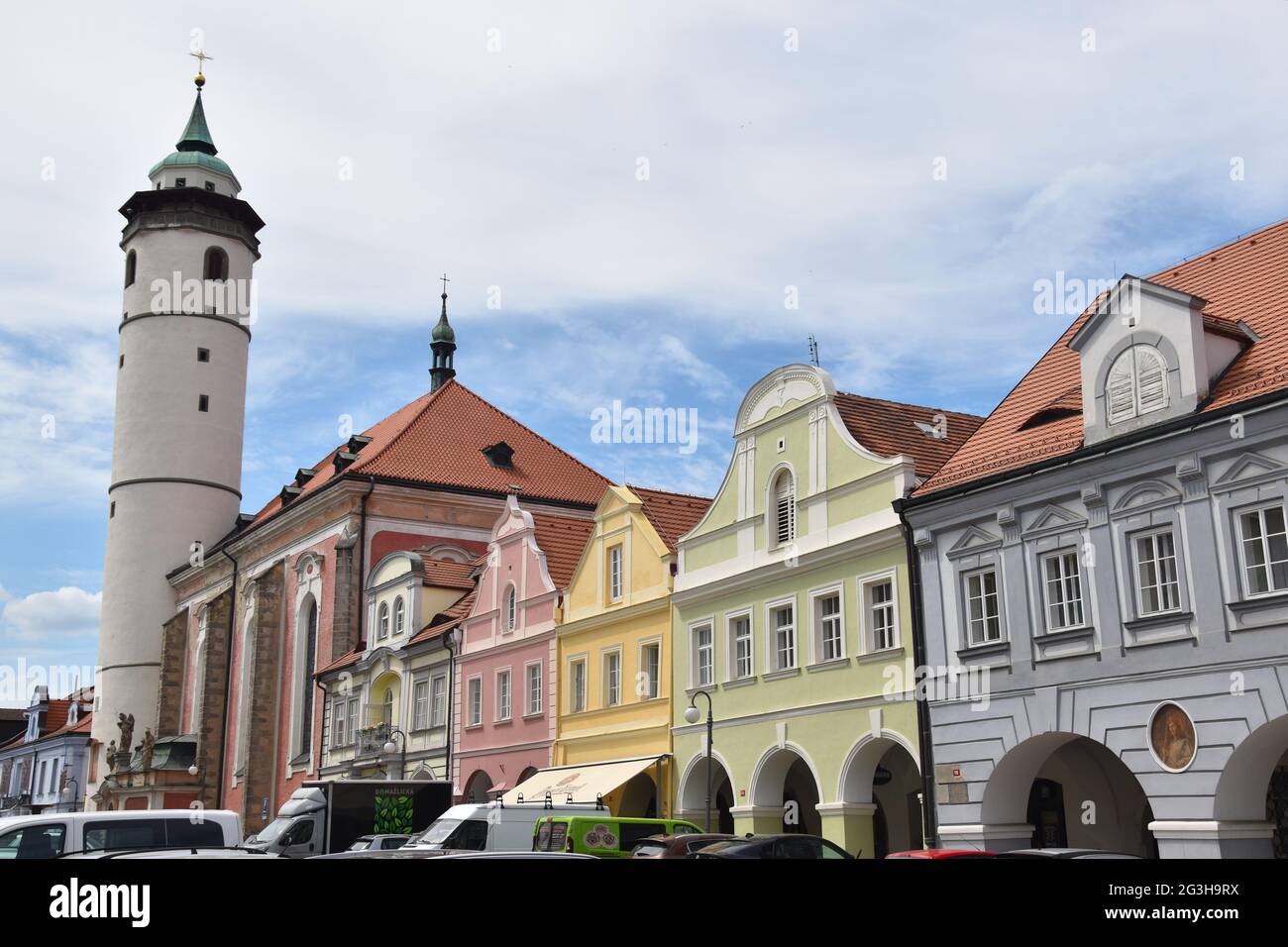 Domazlice, una piccola città della repubblica Ceca: Chiesa parrocchiale nella piazza principale (Namesti miru) Foto Stock