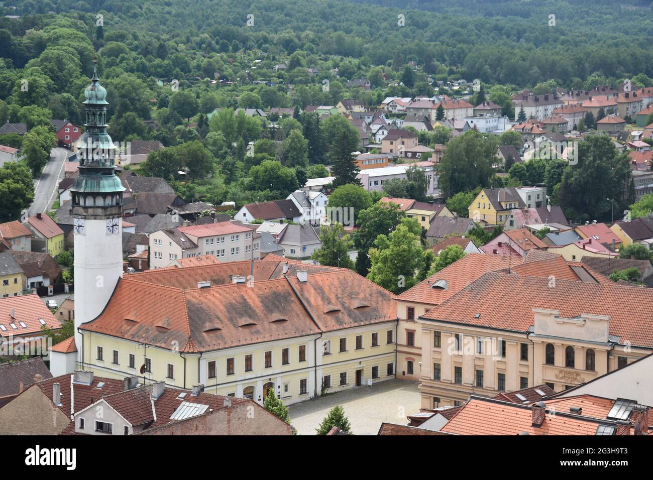 Domazlice, una piccola città della repubblica Ceca: Vista erale dalla torre della chiesa verso il castello (Chodsky Hrad) Foto Stock