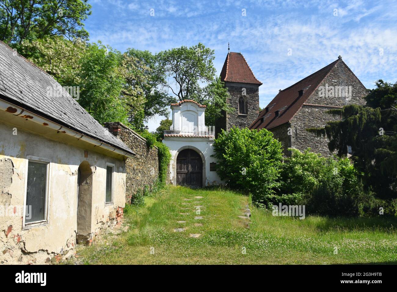 Domazlice, una piccola città della repubblica Ceca: La chiesa medievale del cimitero Foto Stock