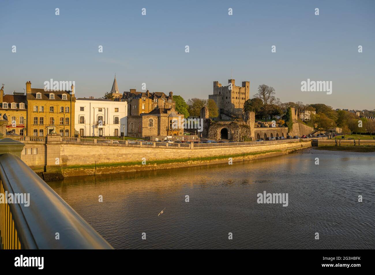 Rochester Castle e Esplanade dal ponte di Rochester al tramonto Foto Stock