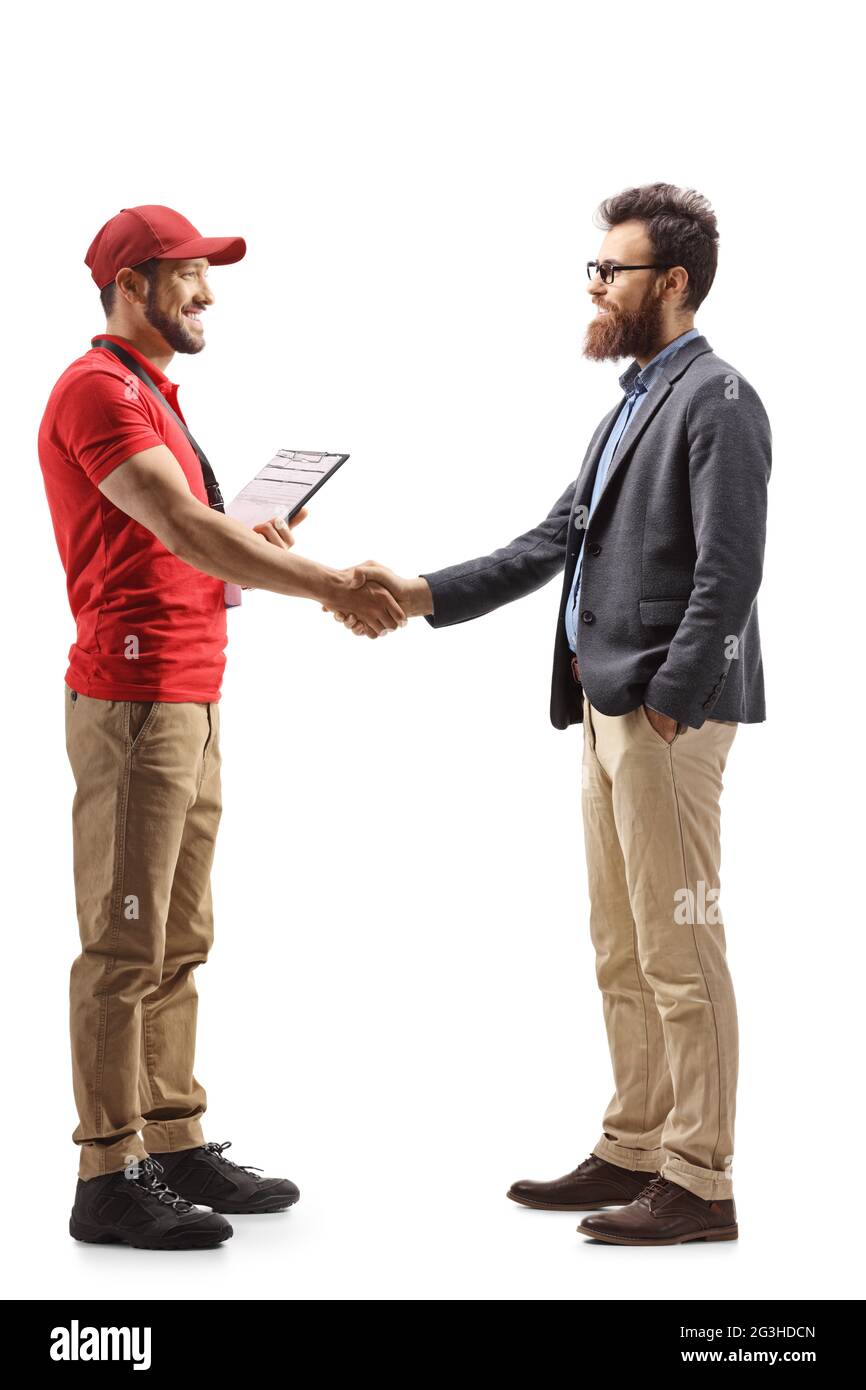 Foto a profilo completo di un delivery man che scuote le mani con un uomo bearded isolato su sfondo bianco Foto Stock