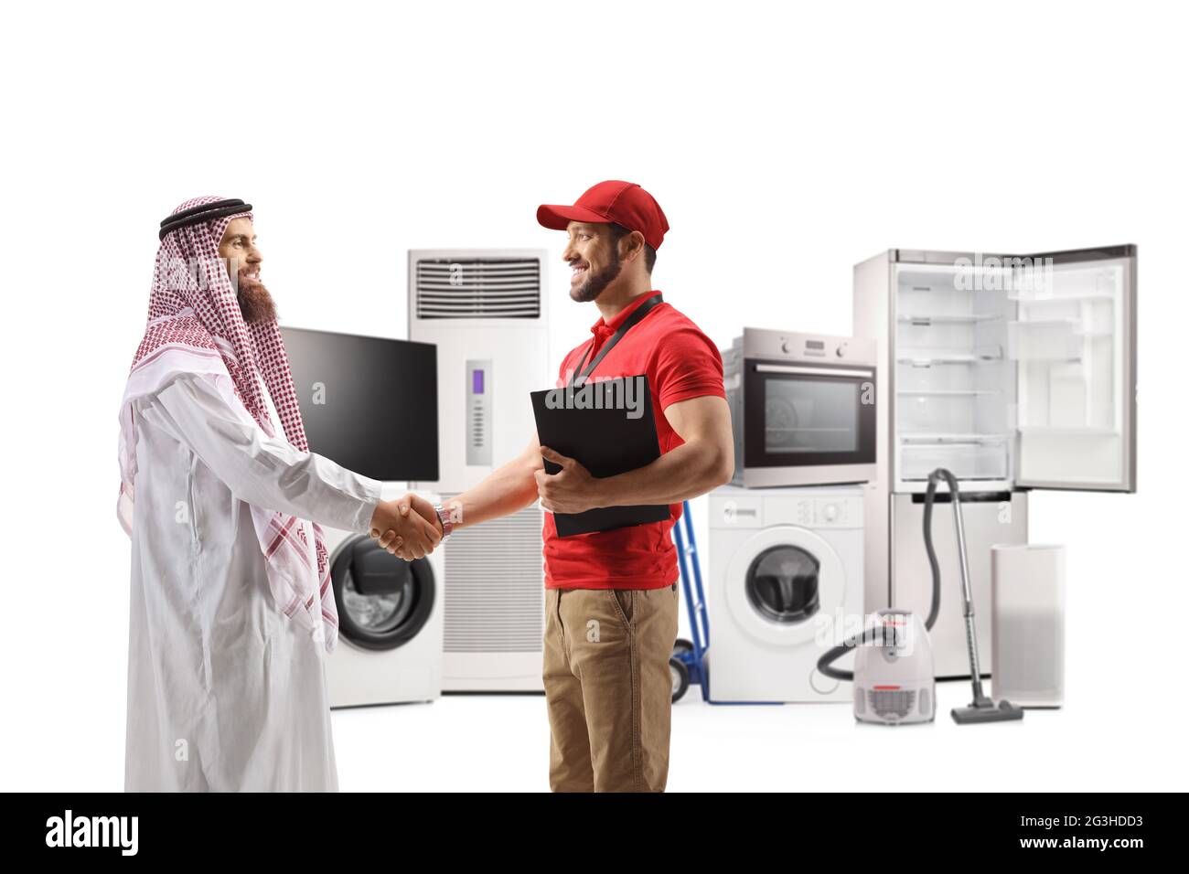 Foto a lunghezza intera di un assistente del negozio che scuote le mani con un uomo arabo saudita in un negozio di elettrodomestici isolato su sfondo bianco Foto Stock