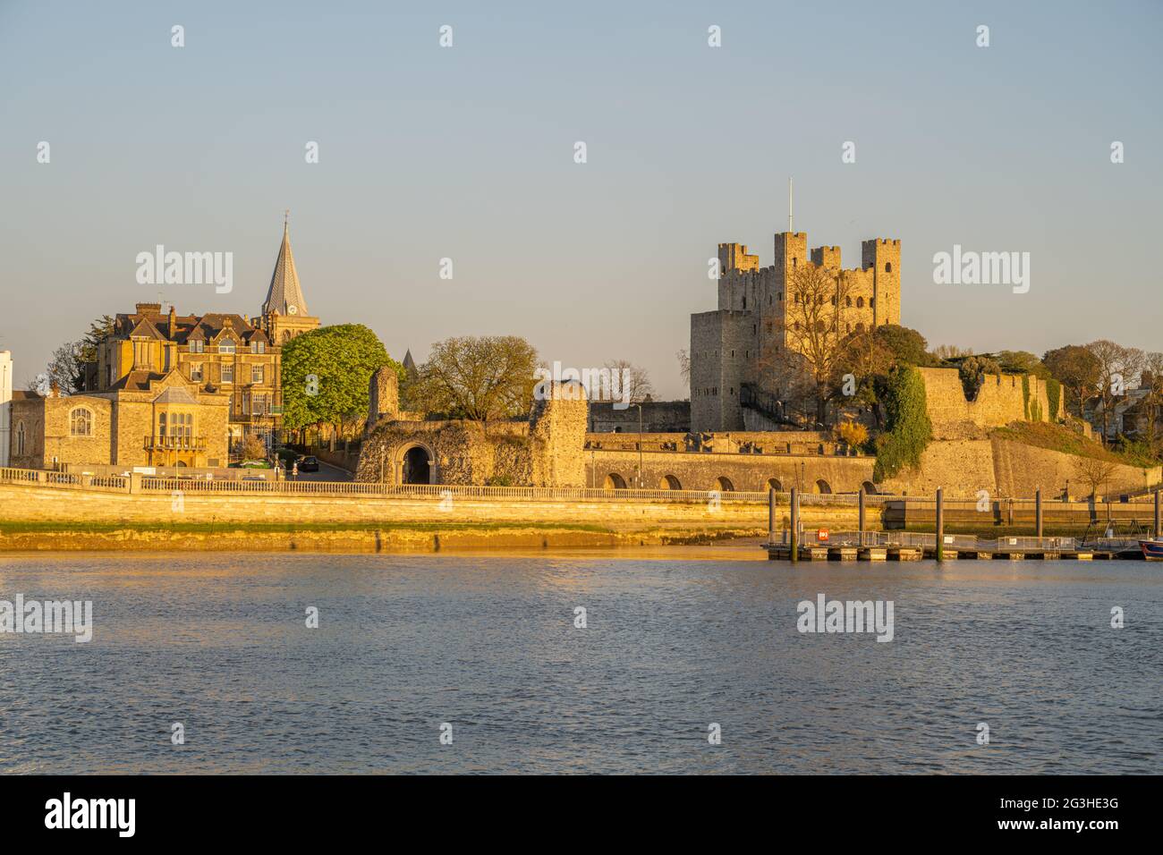 Castello di Rochester, Cattedrale e Esplanade al tramonto da Strood Kent Foto Stock