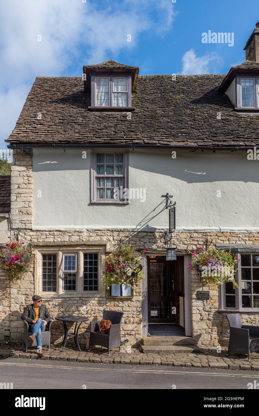 The Castle Inn - una locanda di campagna del 12 ° secolo, Castle Combe, Wiltshire, Inghilterra, Regno Unito Foto Stock