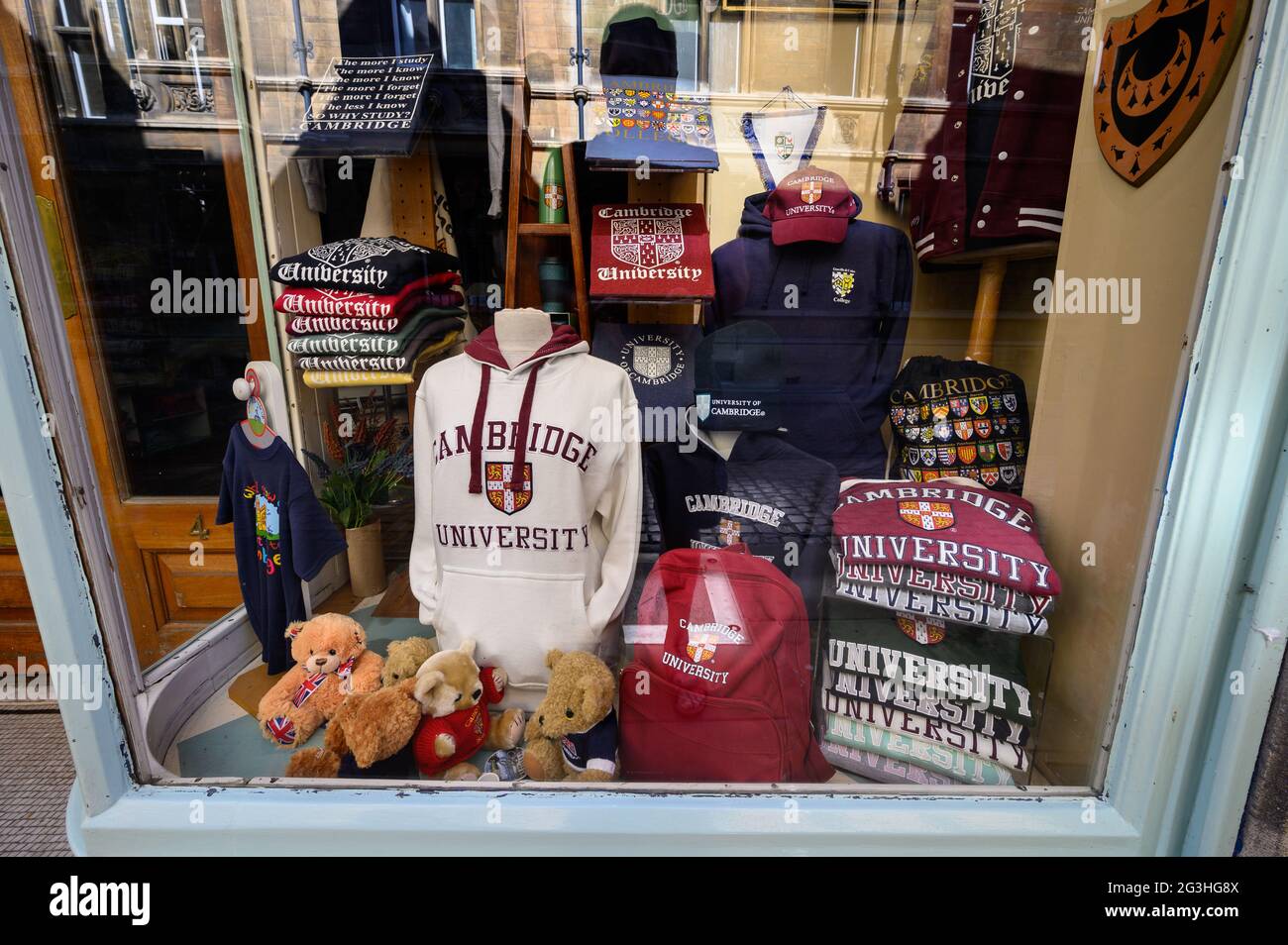 Souvenir e abbigliamento della Cambridge University in una vetrina. Foto Stock