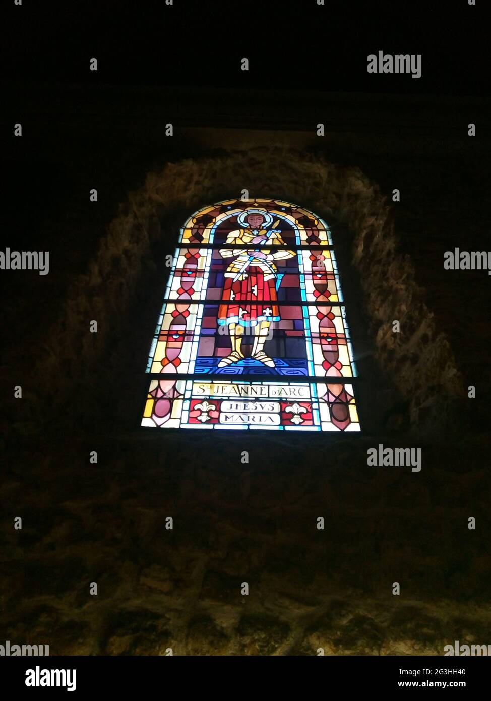 Le vitrail de Sainte Jeanne d'Arc, Francia Foto Stock