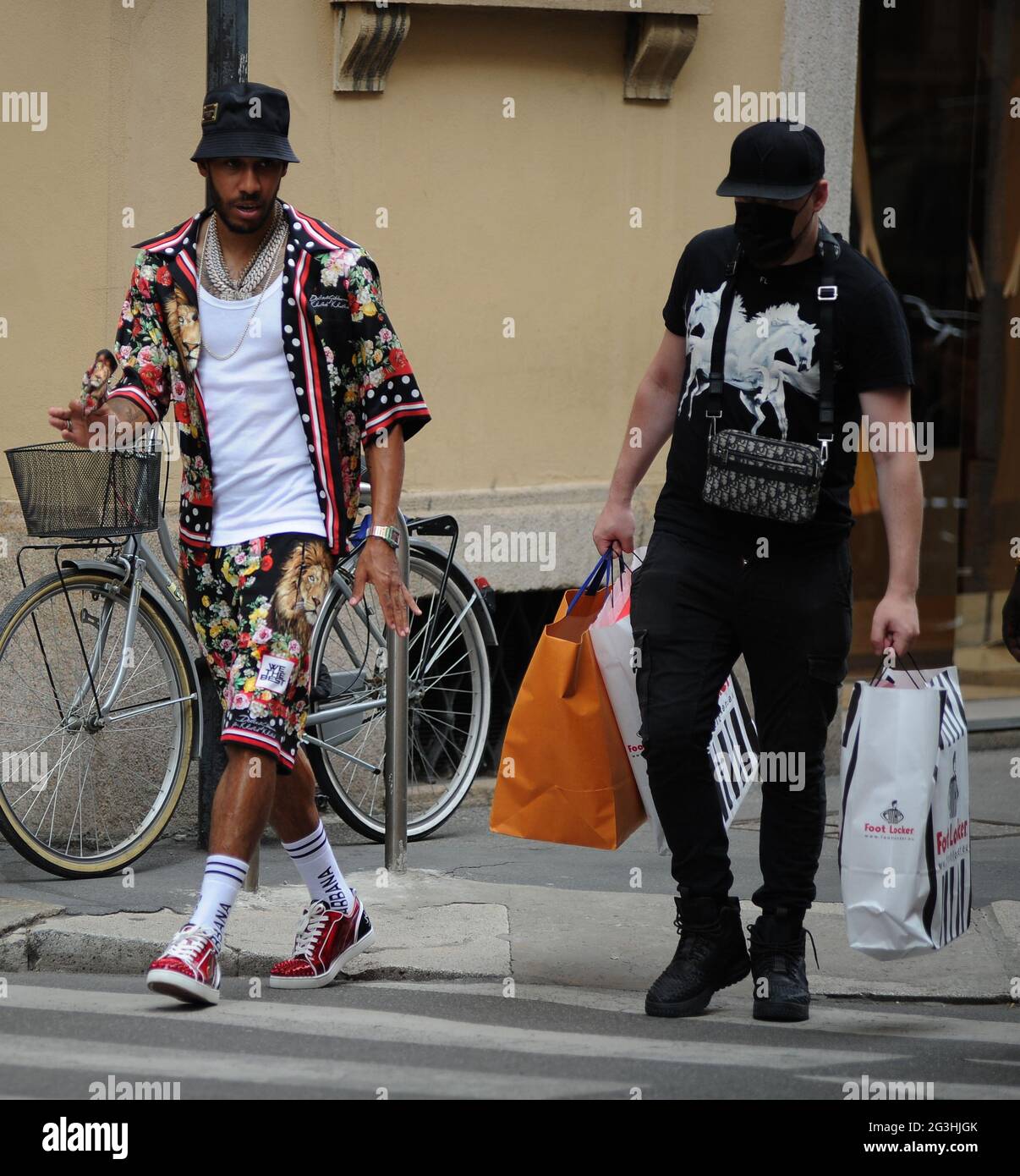 Milano, Pierre Emerick Aubameyang al centro con la sua famiglia Pierre Emerick Aubameyang, un calciatore francese naturalizzato gabonese, gioca in avanti in ARSENAL e nella nazionale GABONESE, entrambi capitano. Arrivati in città con sua moglie Alysha e i loro figli Pierre e Curtys e altri membri della famiglia, Pierre dopo aver praticamente saccheggiato diversi negozi durante lo shopping, si fermò per un panino in un bar del centro. Poi indicò alla moglie e ai figli dove andare a visitare il Duomo, nel frattempo si recò all'hotel Armani per ritirare le sue 2 auto parcheggiate. Un oro 'Lamborghini Aven Foto Stock