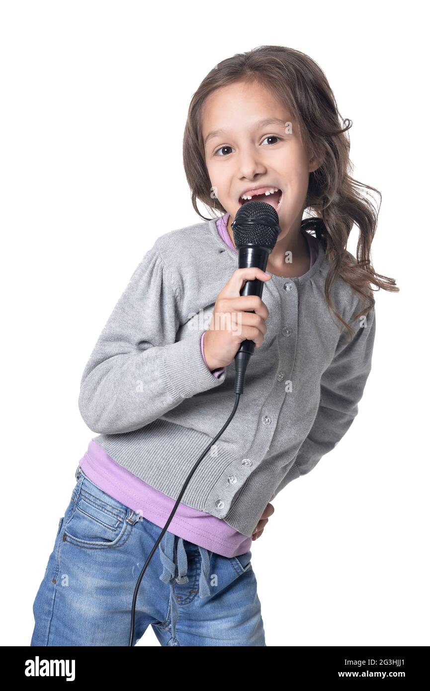 Bambina che canta karaoke isolato su sfondo bianco Foto stock - Alamy