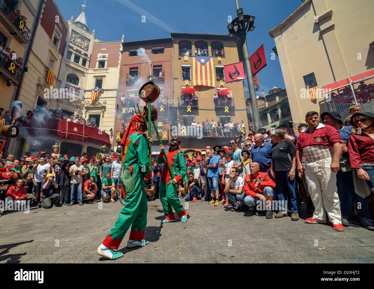 Danza dei maces e Àngels (Angeli) nel festival Patum de Berga, patrimonio culturale immateriale mondiale dell'UNESCO (Barcellona, Catalogna, Spagna) Foto Stock