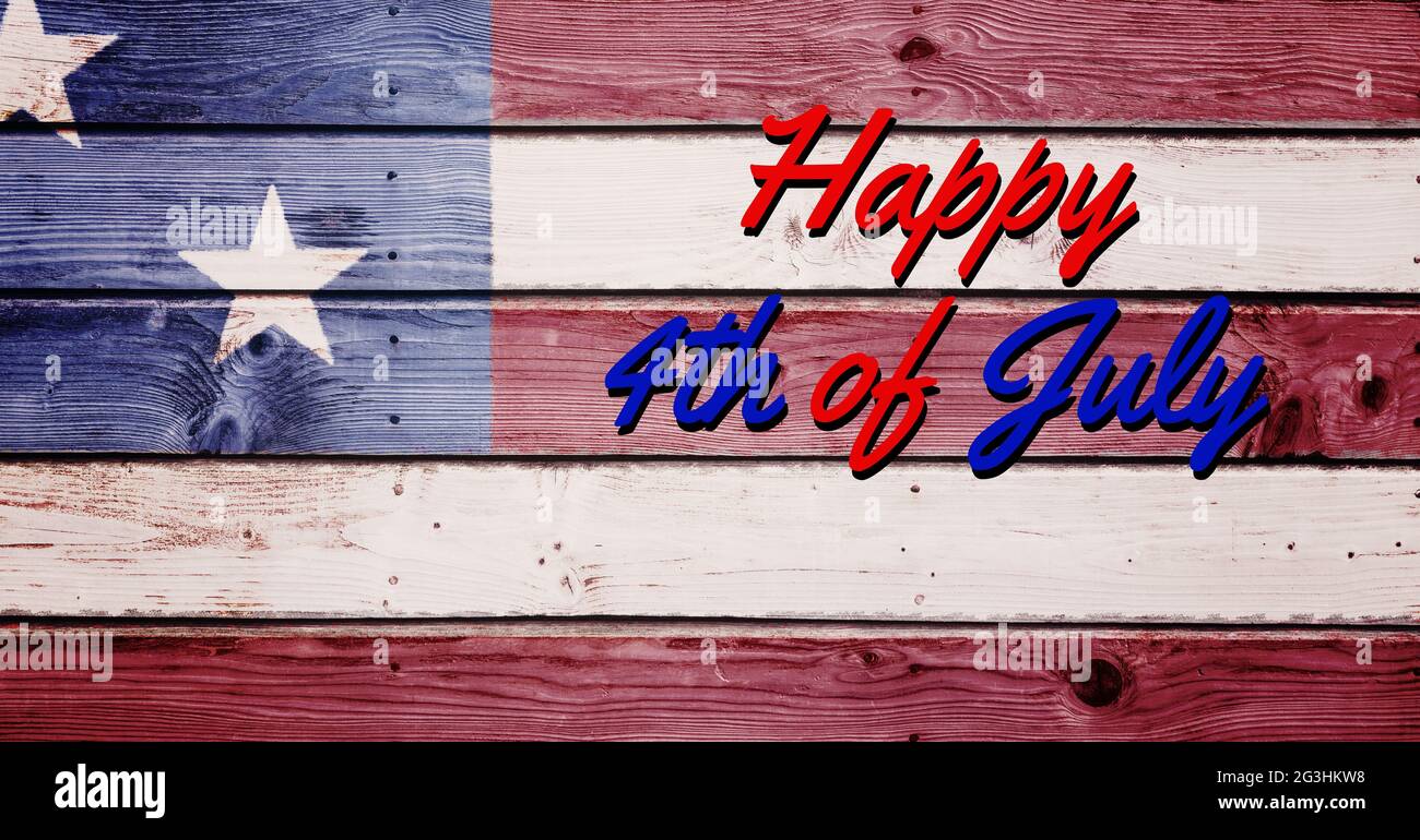 Testo del giorno dell'indipendenza felice e stampa ondulata della bandiera americana su sfondo di legno Foto Stock