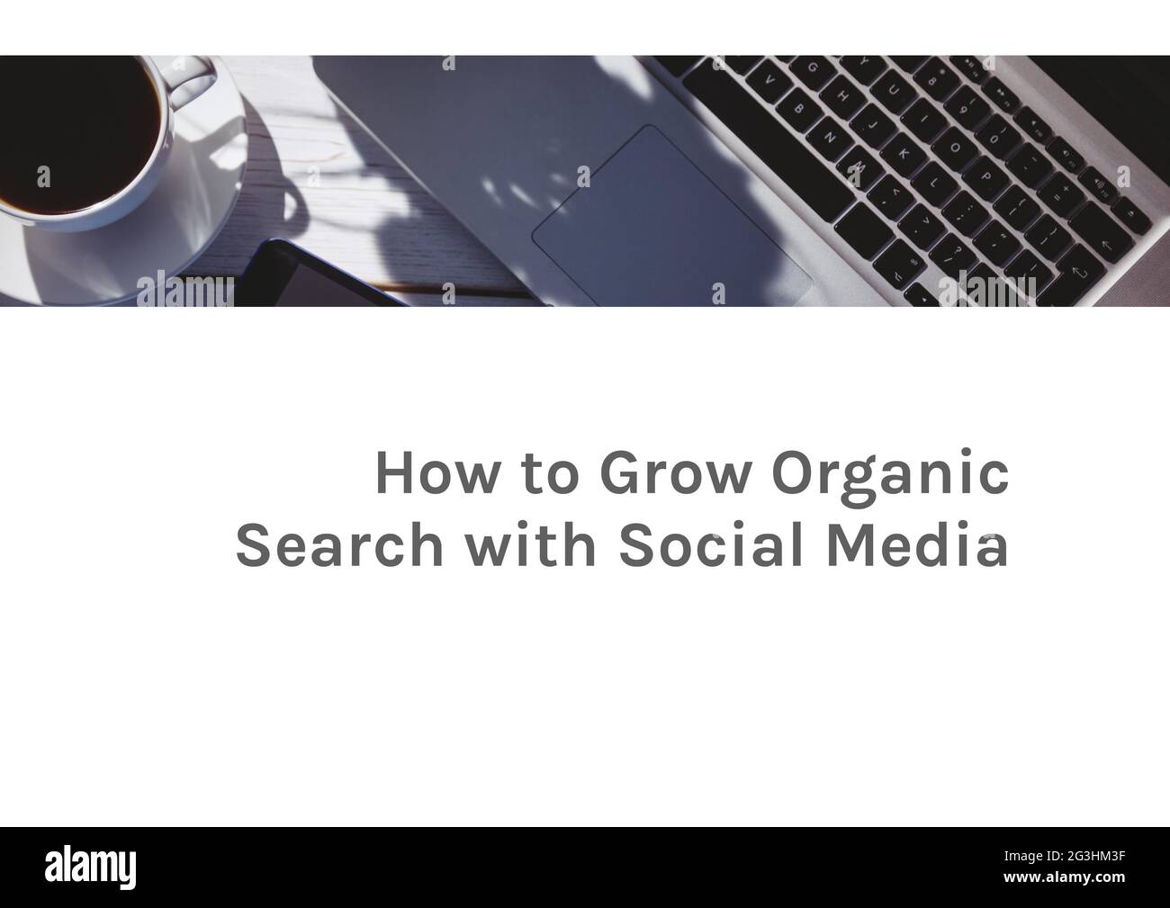 Composizione di come crescere testo di ricerca organico con laptop e caffè sulla scrivania soleggiata, su bianco Foto Stock