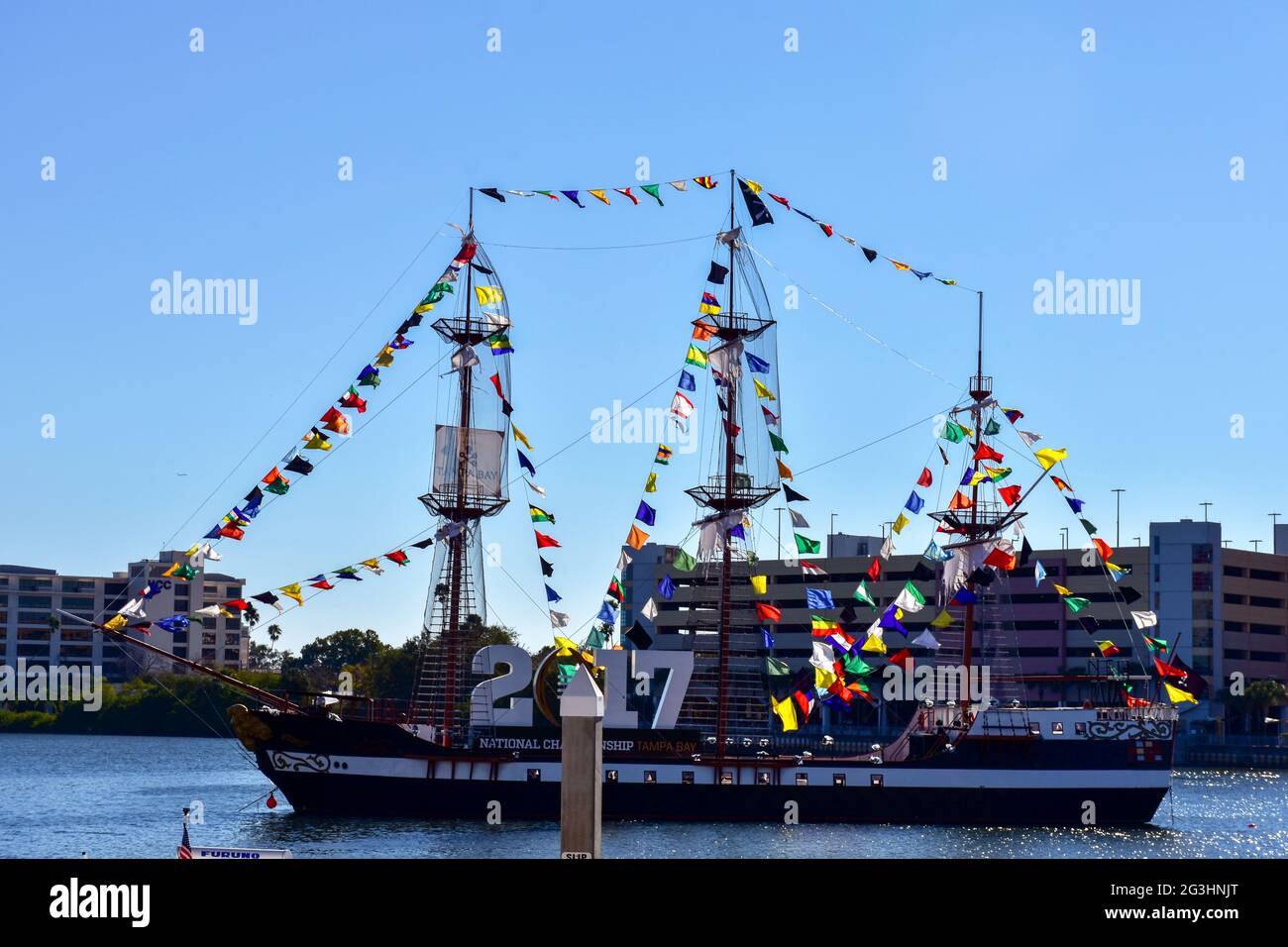 Navigando intorno alla Baia di Tampa, l'alta nave Jose Gasparilla è decorata per il campionato nazionale di calcio del 2017. Foto Stock