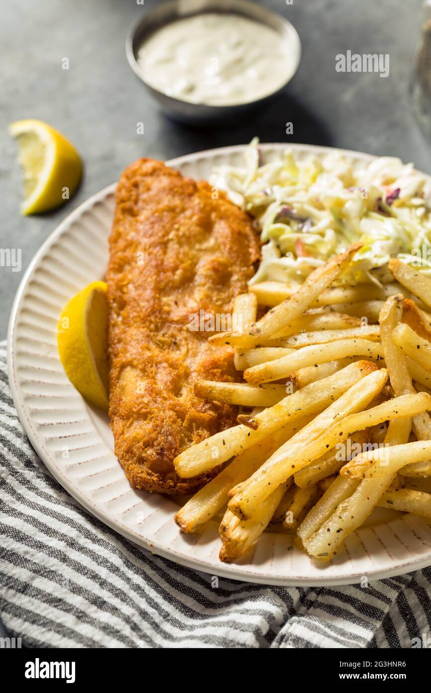 Cena fatta in casa a base di pesce fritto con Coleslaw e French Fries Foto Stock