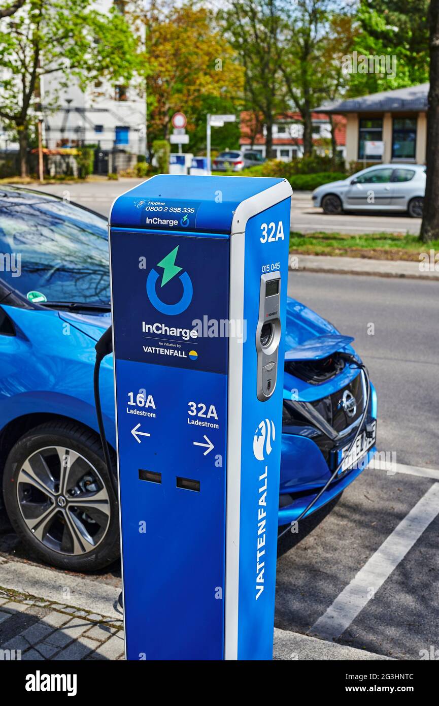 Berlino, Germania - 8 maggio 2021: Vista di una stazione di ricarica pubblica per auto ecologiche con azionamento elettrico. Foto Stock