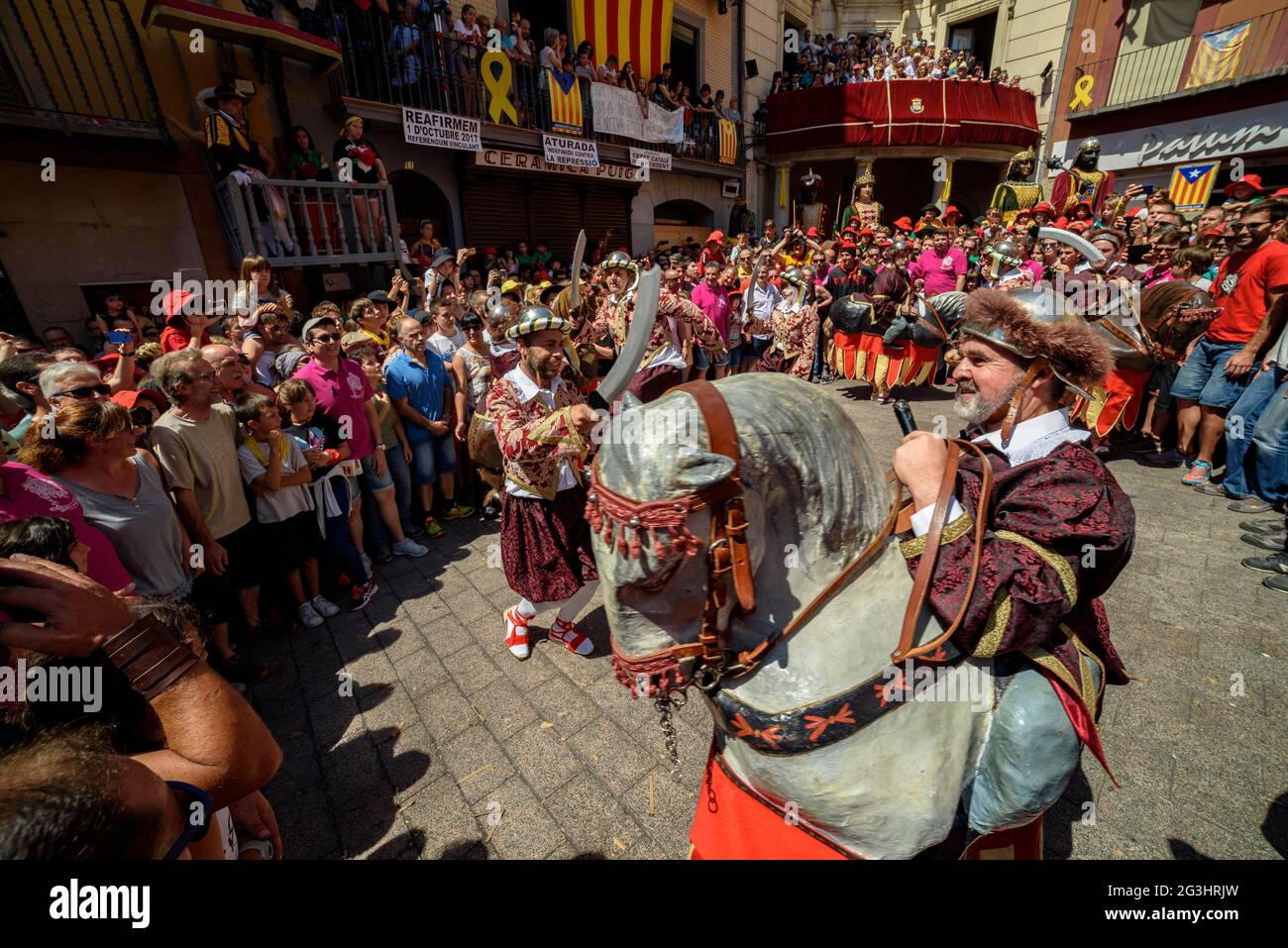 Danza dei Turchi i Cavallets (Turchi e cavalli) nel festival Patum de Berga, patrimonio culturale immateriale mondiale dell'UNESCO (Catalogna, Spagna) Foto Stock