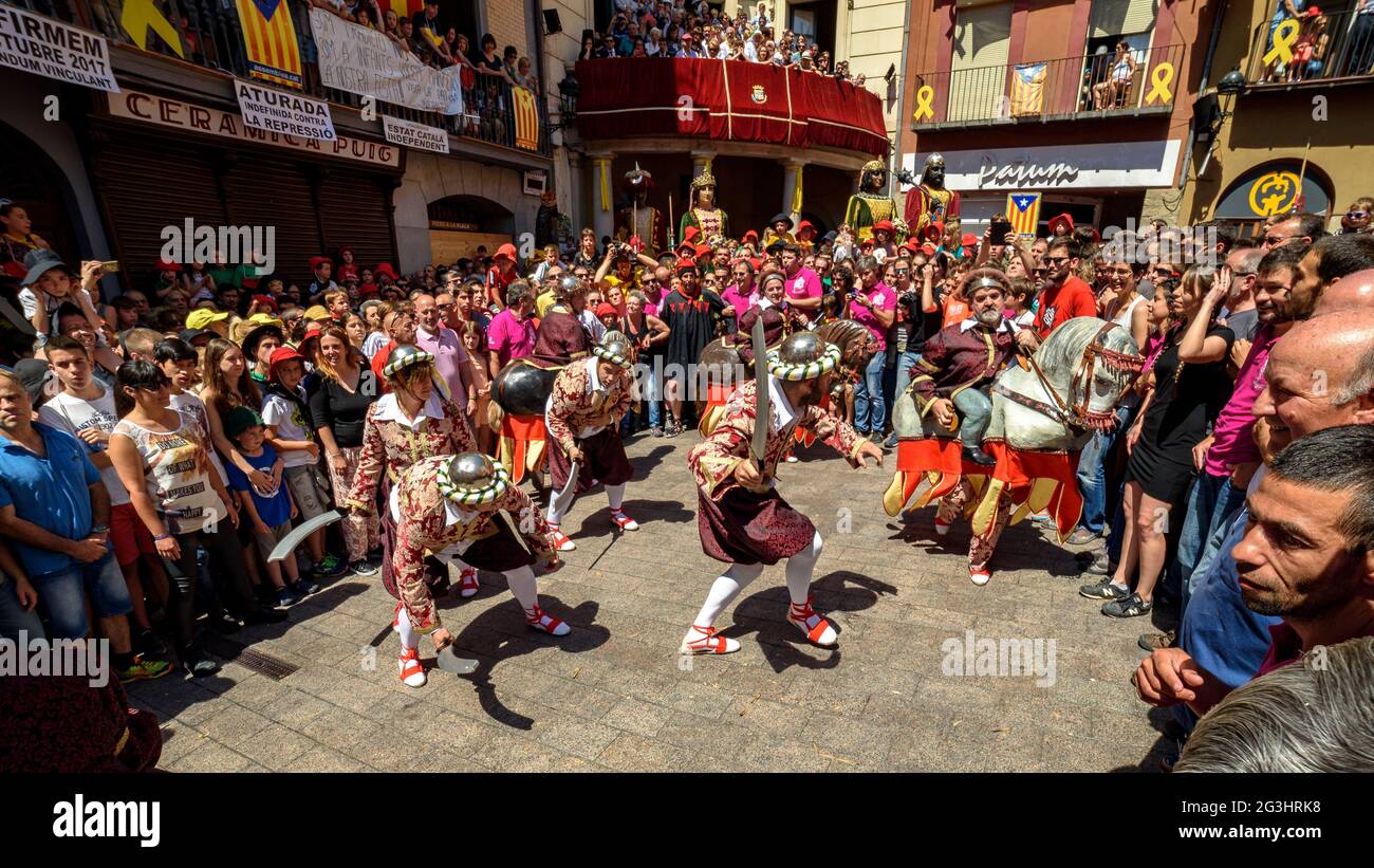 Danza dei Turchi i Cavallets (Turchi e cavalli) nel festival Patum de Berga, patrimonio culturale immateriale mondiale dell'UNESCO (Catalogna, Spagna) Foto Stock