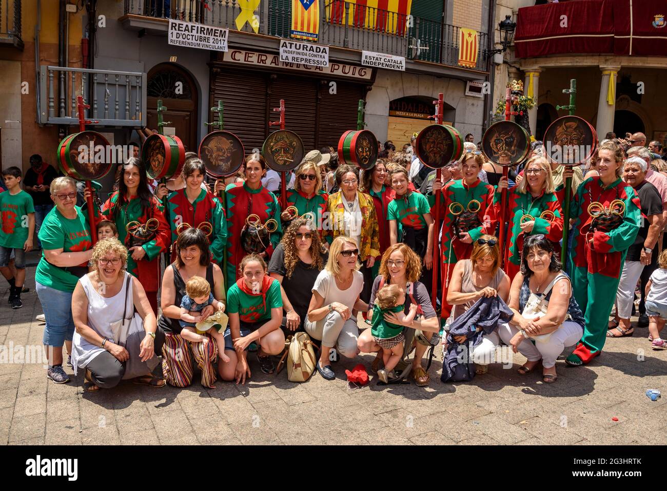 Ballerini dei maces e Àngels (Angeli) nel festival Patum de Berga, patrimonio culturale immateriale mondiale dell'UNESCO (Barcellona, Catalogna, Spagna) Foto Stock