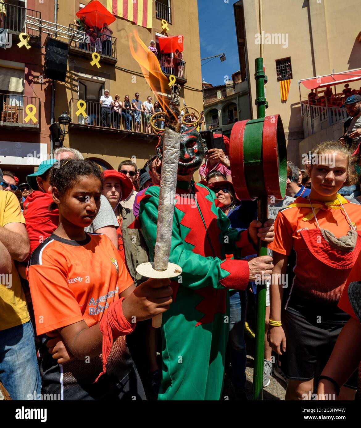 La Flama del Canigó (tradizione catalana per il solstizio estivo) arriva in piazza Sant Pere durante la celebrazione del festival Patum de Berga Foto Stock