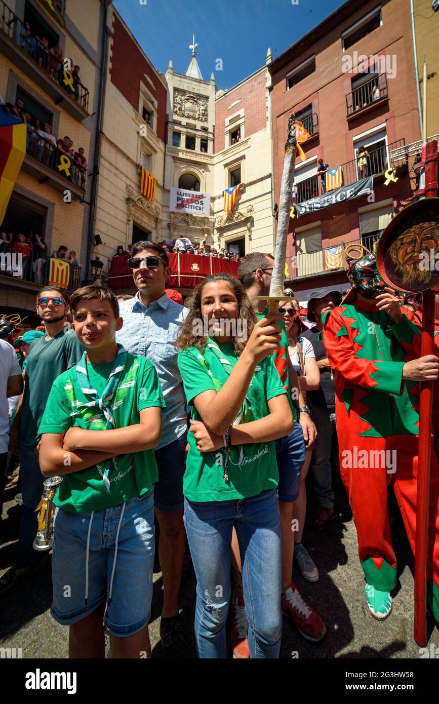 La Flama del Canigó (tradizione catalana per il solstizio estivo) arriva in piazza Sant Pere durante la celebrazione del festival Patum de Berga Foto Stock