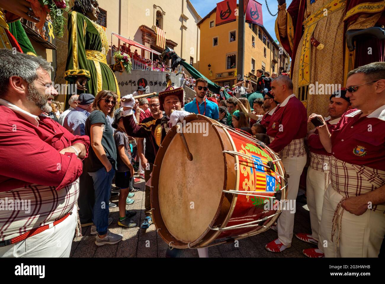 Processione delle autorità in piazza Sant Pere, con il Tabal (il tamburo) del Patum de Berga (Barcellona, Catalogna, Spagna) Foto Stock