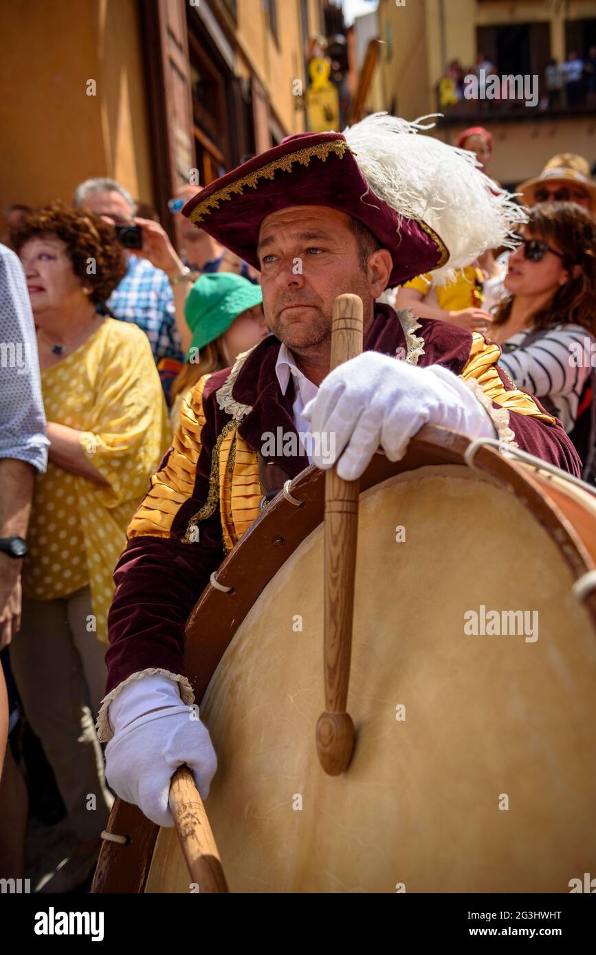 Processione delle autorità in piazza Sant Pere, con il Tabal (il tamburo) del Patum de Berga (Barcellona, Catalogna, Spagna) Foto Stock