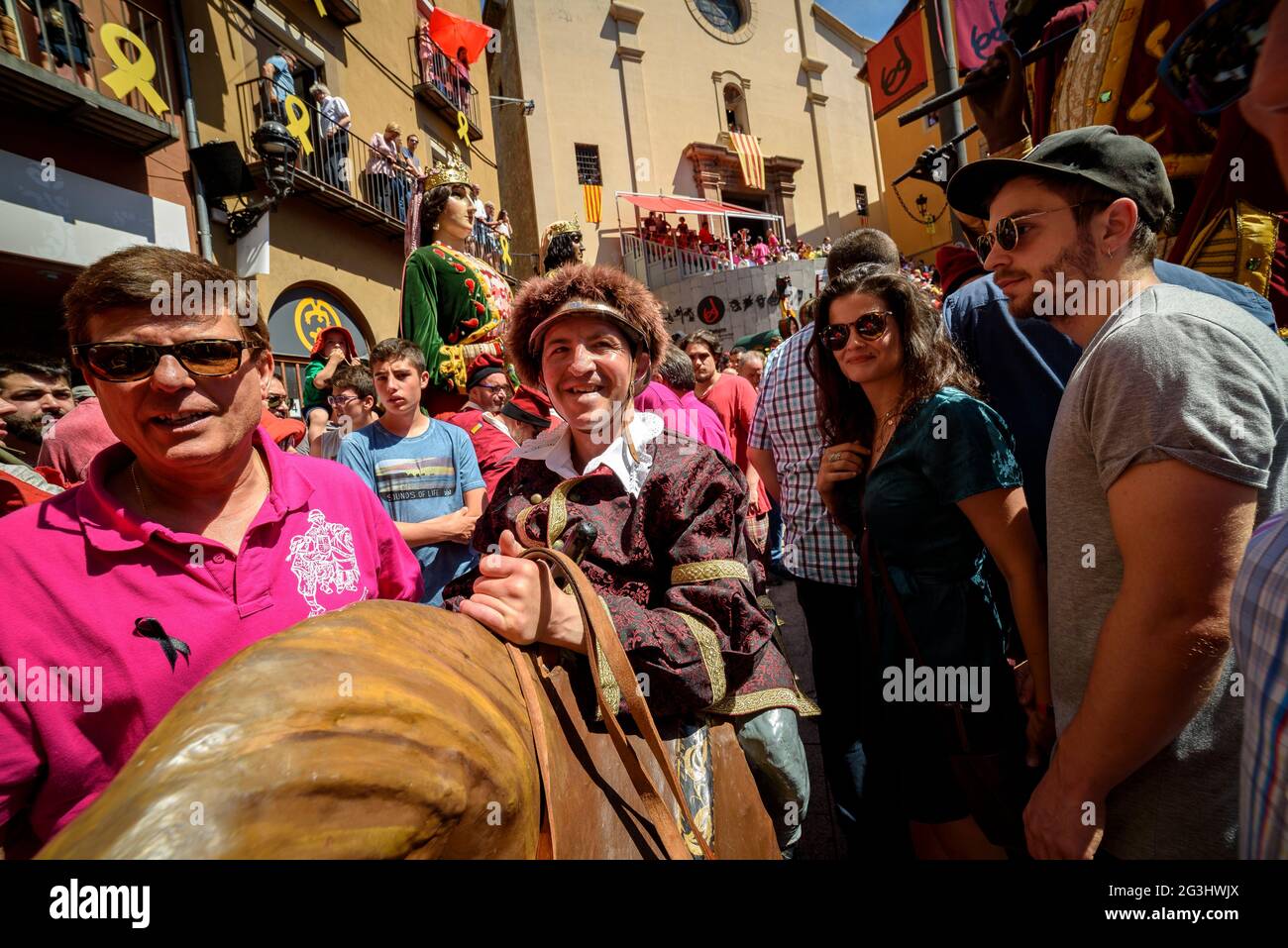 Processione delle autorità in piazza Sant Pere, prima di iniziare il gala Patum de Berga (Patum de Lluïment) (Barcellona, Catalogna, Spagna) Foto Stock