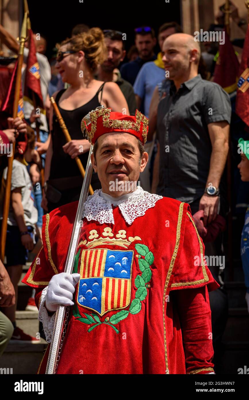 Processione delle autorità in piazza Sant Pere, prima di iniziare il gala Patum de Berga (Patum de Lluïment) (Barcellona, Catalogna, Spagna) Foto Stock