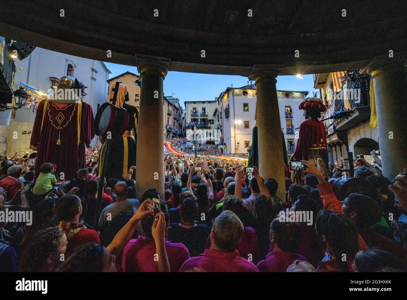 Piazza Sant Pere durante il festival Patum de Berga, patrimonio culturale immateriale mondiale dell'UNESCO (Barcellona, Catalogna, Spagna) Foto Stock