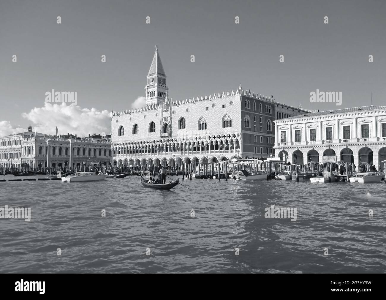 Palazzo Ducale e il Campanile Companile sulla riva del Canal Grande con gondola, Venezia, Italia Foto Stock