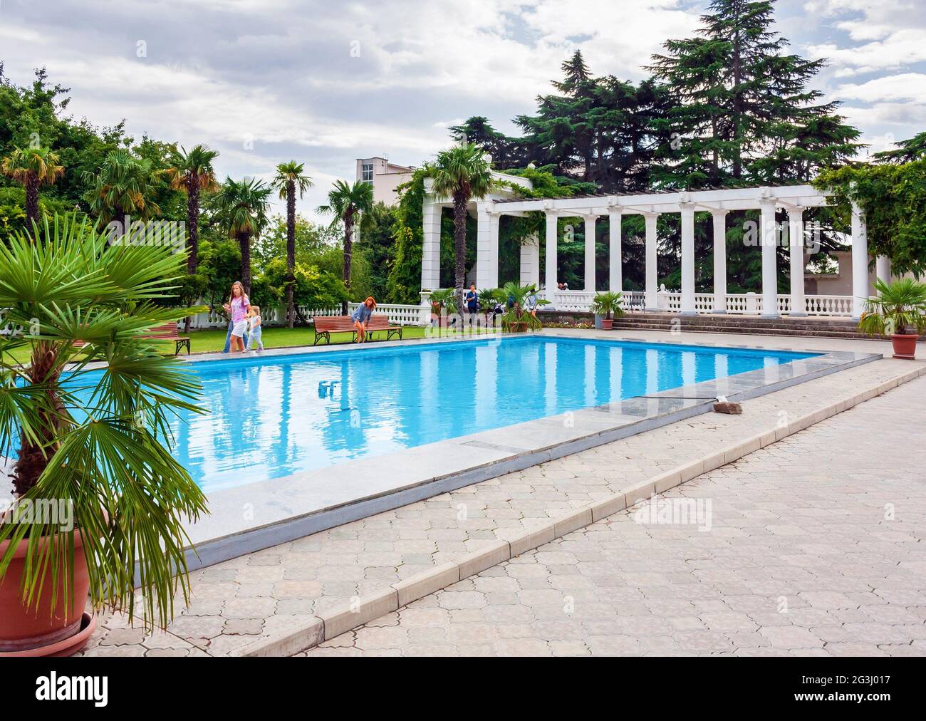 Il famoso Giardino Botanico della Crimea con vista sulla zona ricreativa con piscina Foto Stock