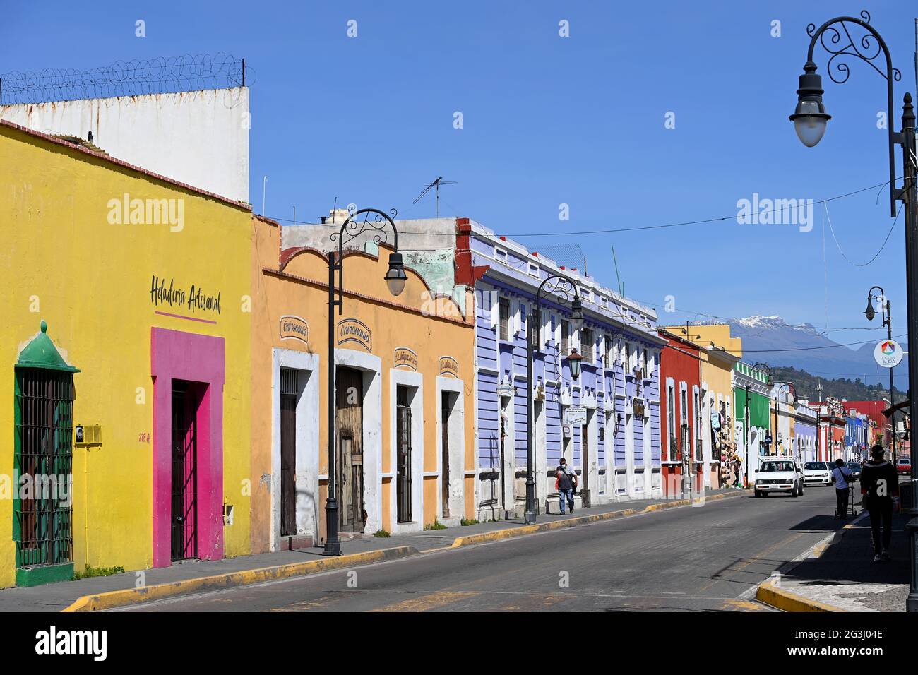 Cholula, Puebla, Messico. Colorate case messicane sulla strada Copyright 2021 © Sam Bagnall Foto Stock