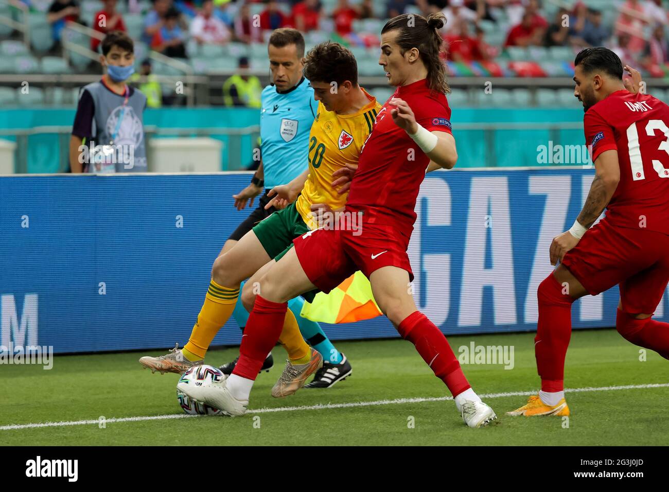 BAKU, AZERBAIGIAN - GIUGNO 16: Daniel James del Galles e Caglar Soyuncu della Turchia battaglia per il possesso durante il Campionato UEFA Euro 2020 Gruppo A partita tra la Nazionale della Turchia e la Nazionale del Galles allo Stadio Olimpico di Baku il 16 giugno 2021 a Baku, Azerbaigian (Foto di Orange Pictures) Foto Stock