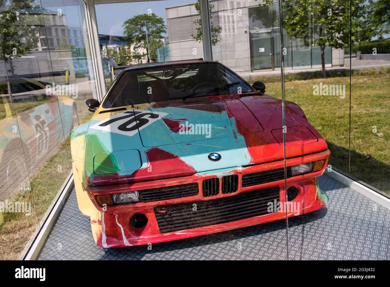 Varsavia, Polonia. 16 Giugno 2021. La BMW M1 dipinta da Andy Warhol vista durante la mostra.quattro vetture della famosa collezione BMW Art Car sono esposte al Vistula Boulevards (Bulwary Wislane). Gli autori di queste opere d'arte uniche sono Roy Lichtenstein, Andy Warhol, A. R. Penck e Sandro Chia. (Foto di Attila Husejnow/SOPA Images/Sipa USA) Credit: Sipa USA/Alamy Live News Foto Stock