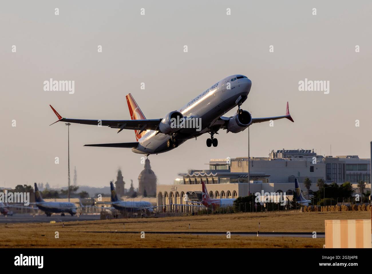 Turkish Airlines Boeing 737-8 MAX (REG: TC-LCE) con partenza dalla pista 13 per Istanbul, Turchia. Foto Stock