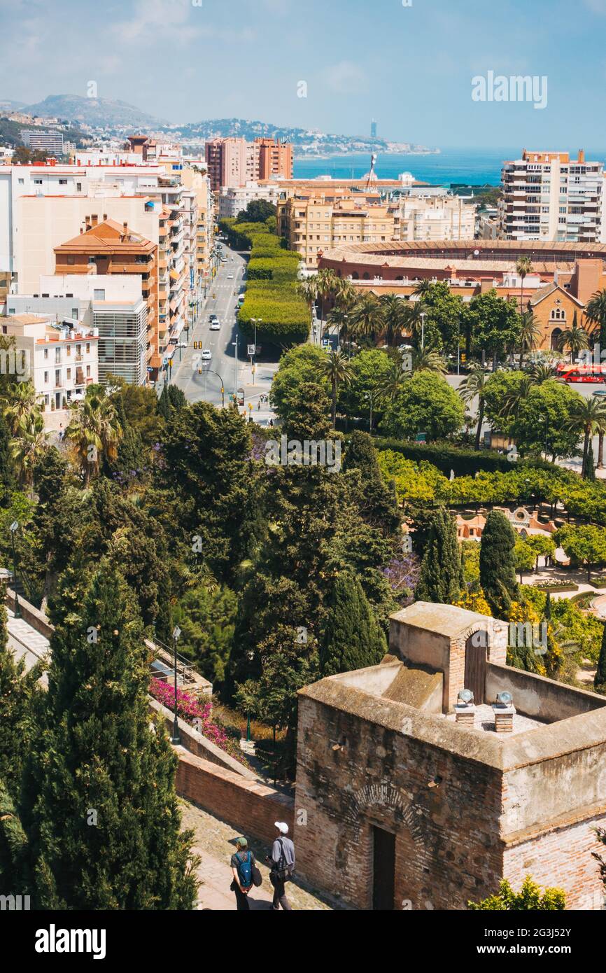Affacciati sull'arena, gli alti appartamenti e le strade alberate del quartiere la Malagueta sulla spiaggia, nella città di Málaga, Spagna Foto Stock