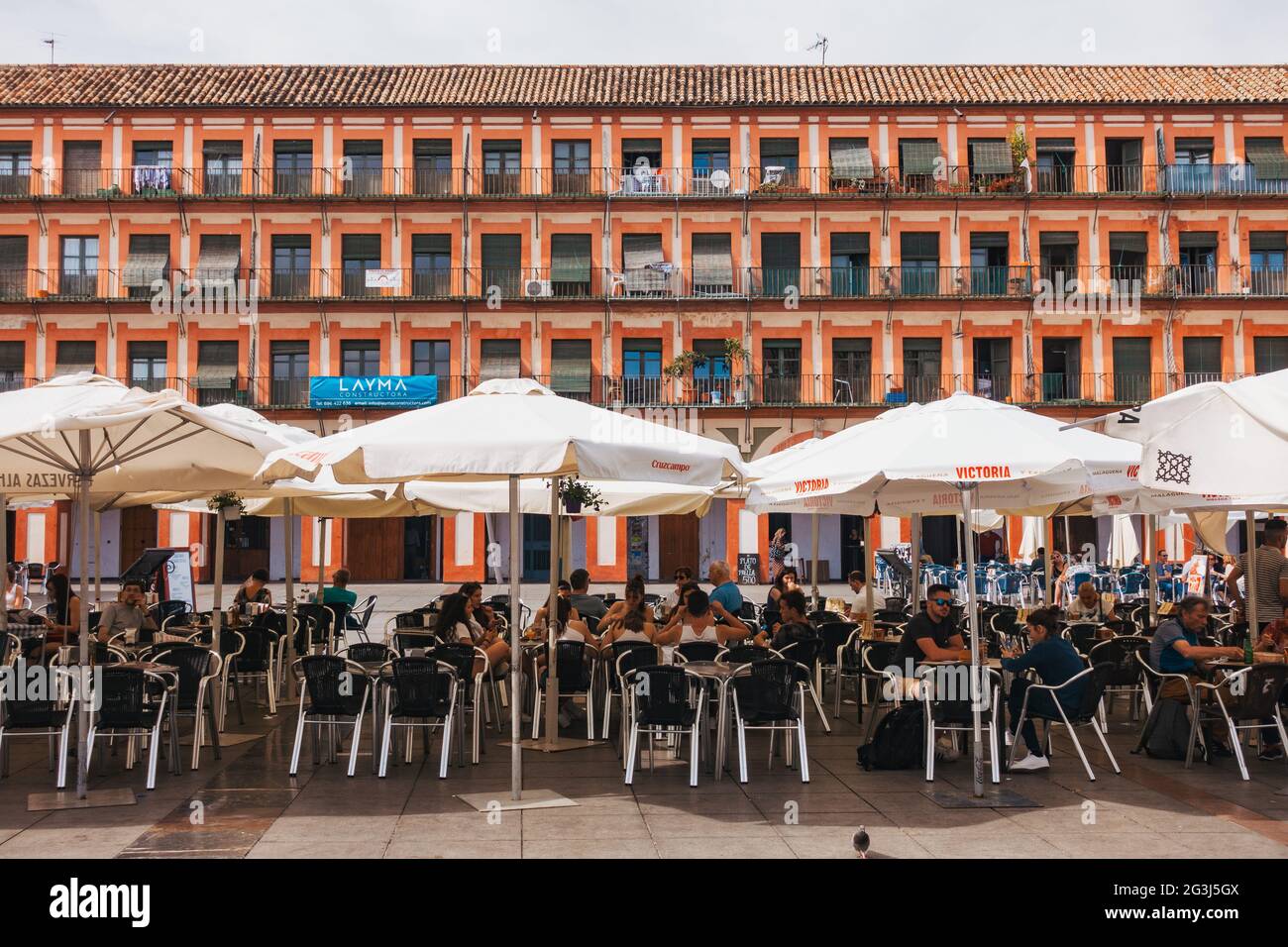 Finestre e balconi dominano la famosa Plaza de la Corredera, una piazza cittadina risalente al XVII secolo, a Córdoba, Spagna Foto Stock