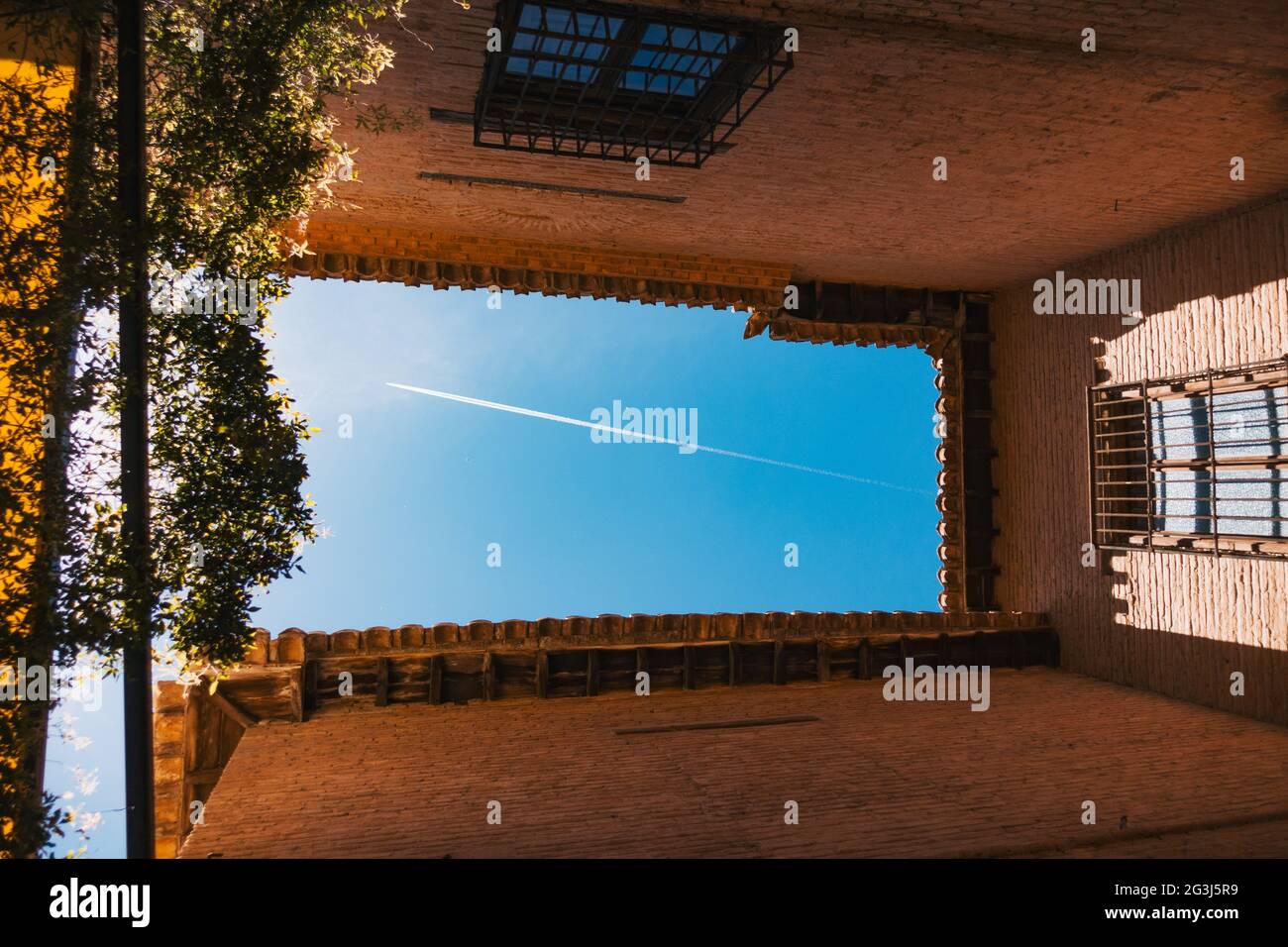 Un controtallo da un jet può essere visto su un'apertura in un cortile all'interno dell'Alhambra, una fortificazione Nasrida a Granada, Spagna Foto Stock