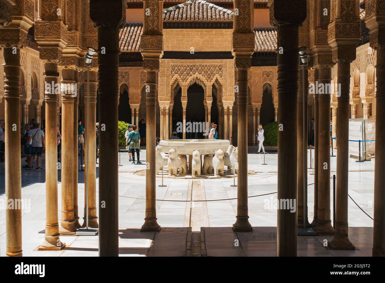 Colonne fiancheggiano l'ingresso al patio de los Leones (patio dei Leoni) all'interno del palazzo dell'Alhambra, Granada, Spagna Foto Stock