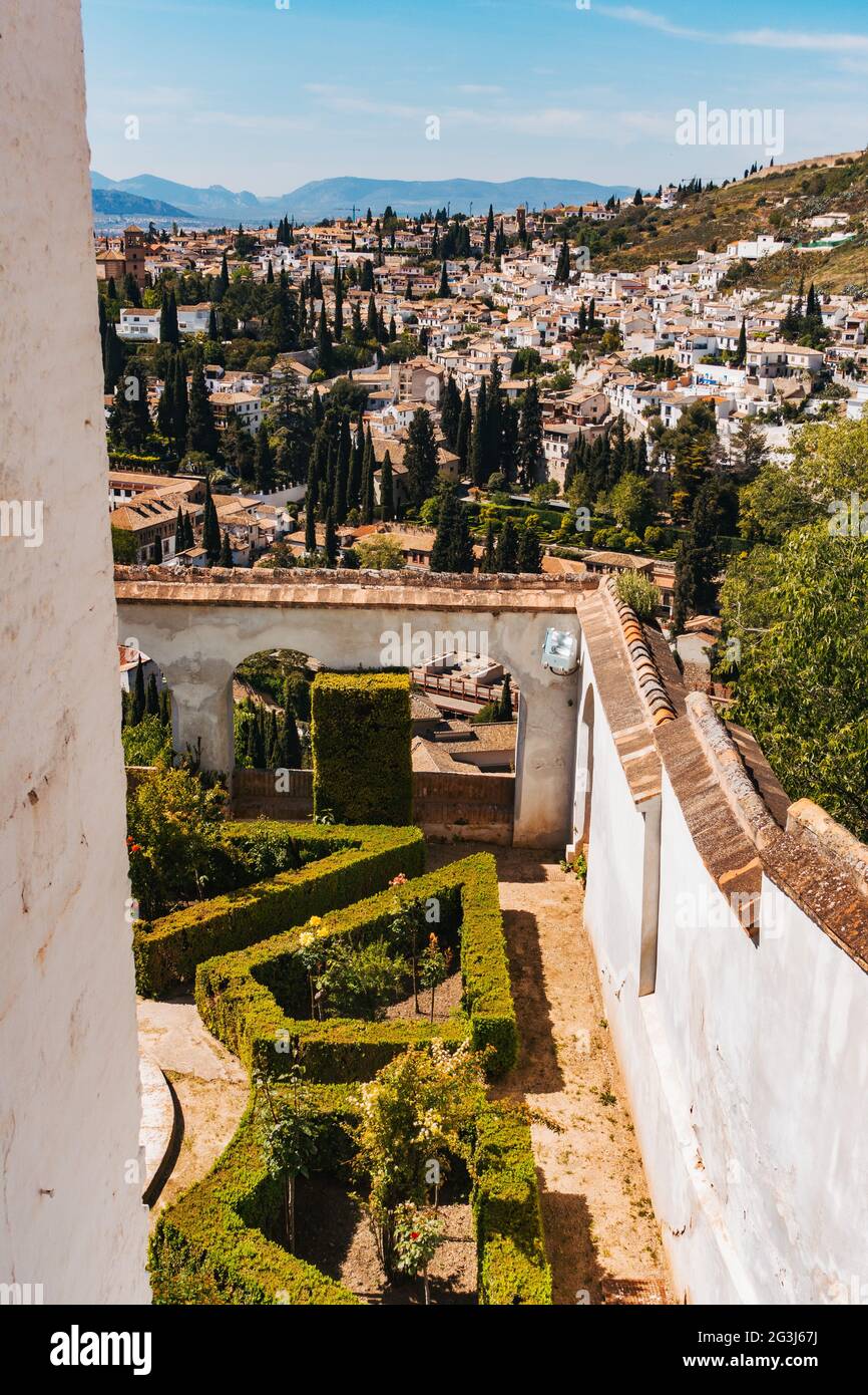 Siepi decorati nel Palacio de Generalife, di fronte all'Alhambra, con vista sulla città di Granada, Spagna Foto Stock