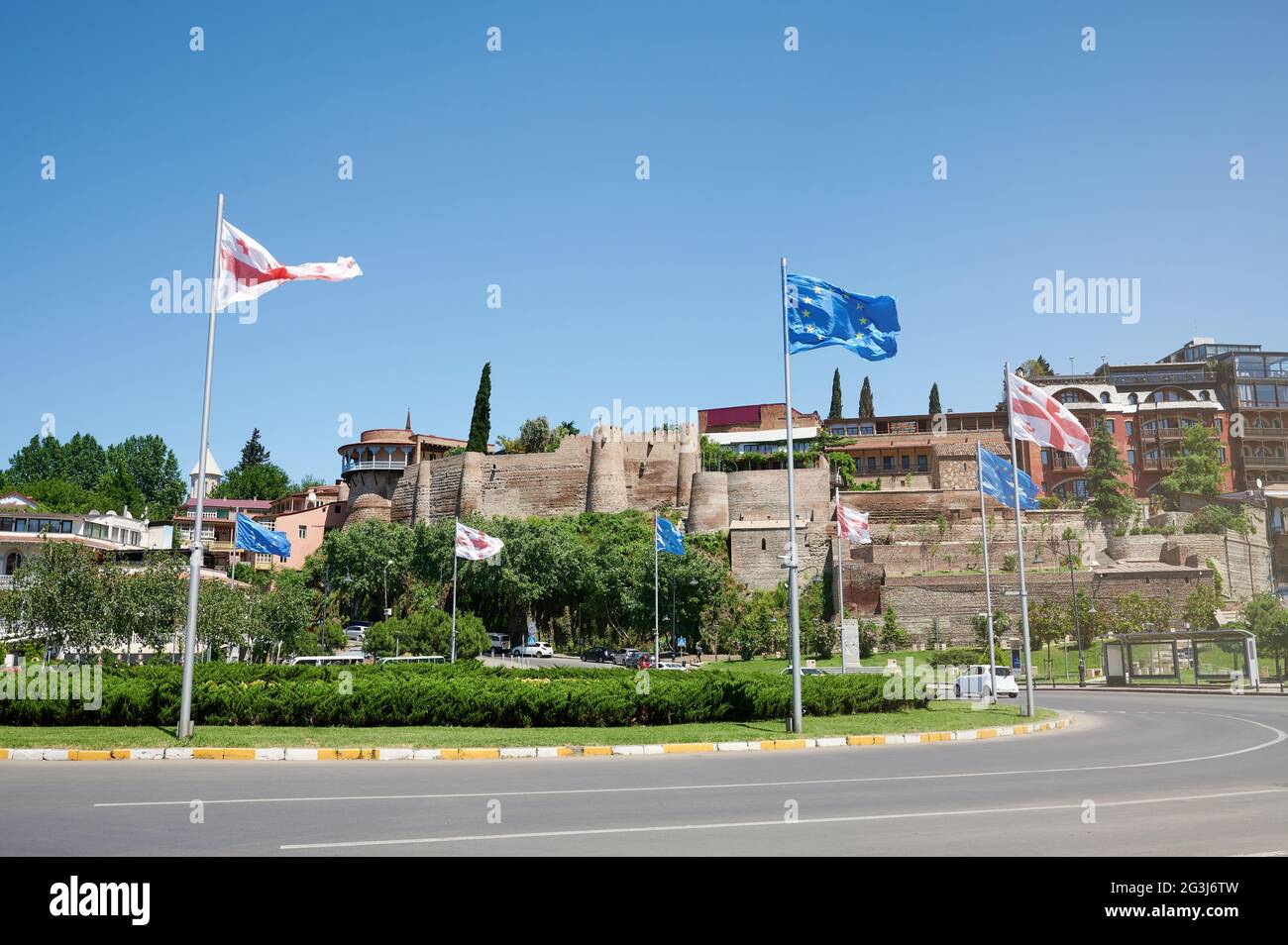 Bandiere georgiane ed europee nella piazza principale di Tbilisi su sfondo blu Foto Stock